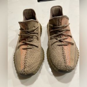 Yeezy 350 V2 color taupe